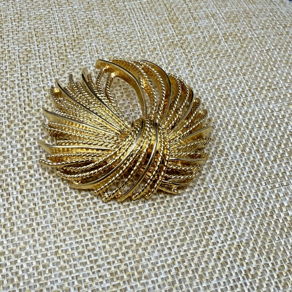 Vintage Monet Gold Tone Mirador Rope Waterfall Swirl Knot Signed Brooch - Picture 3 of 6